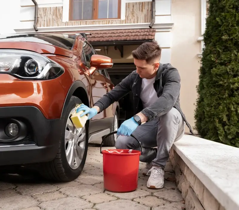 Lavage auto à domicile Combloux : professionnel intervenant sur un véhicule